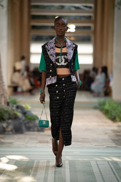 Look 16